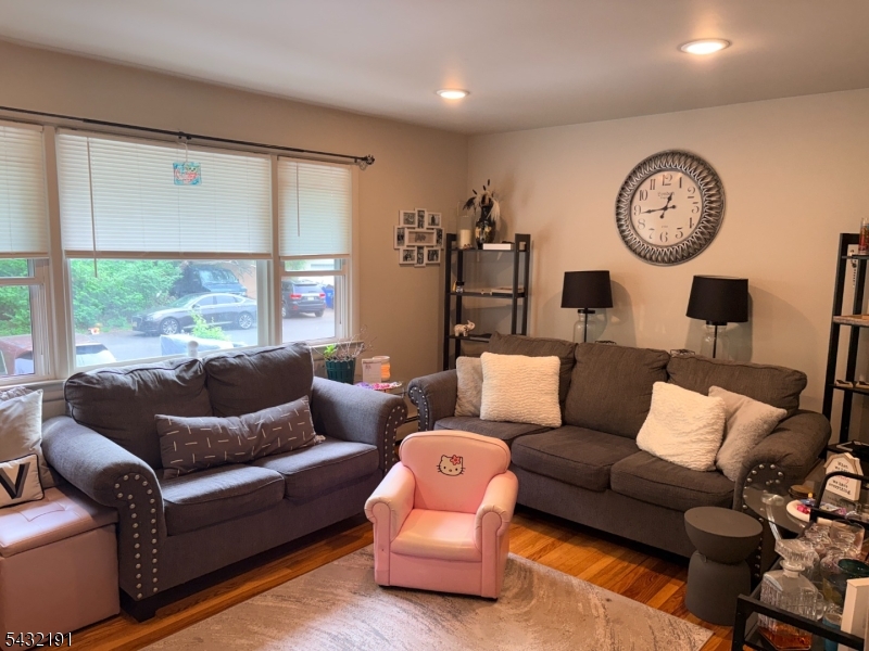 FIRST FLOOR LIVING RM