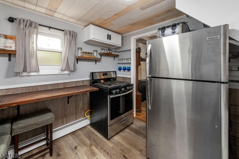 Kitchen-Eat in space/Counter