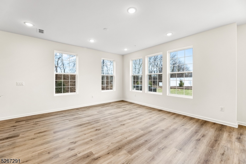 Plenty of windows: End unit
