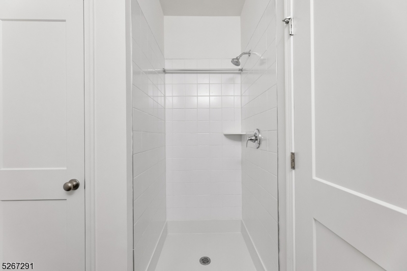 3rd Full bath_w/linen closet