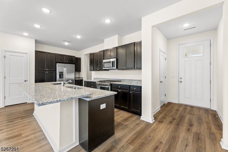 Oversized Island/breakfast bar