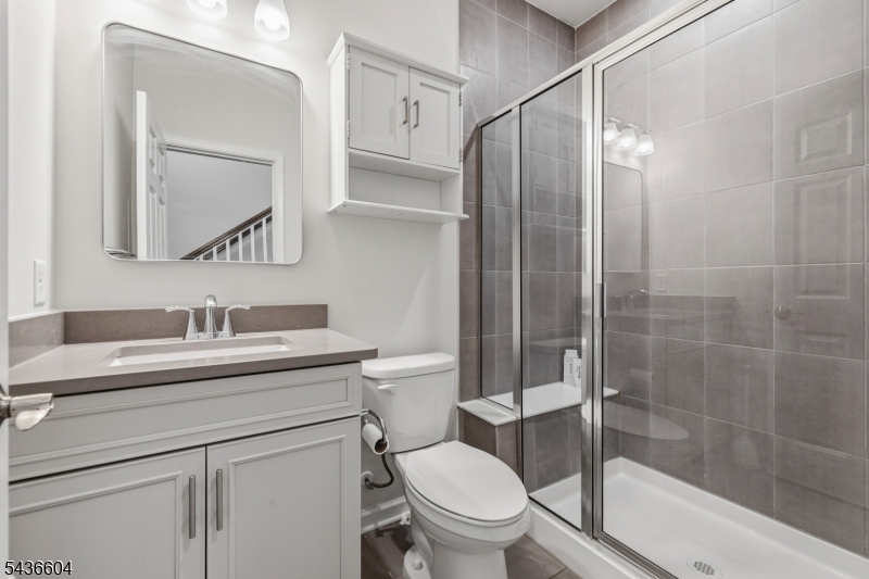 Full Bath w Bench Ground Level