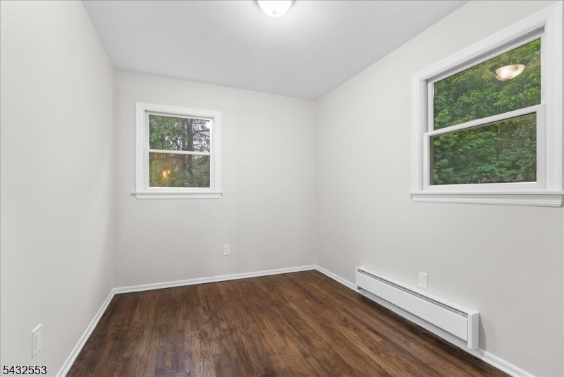 1st Floor Guest bedroom