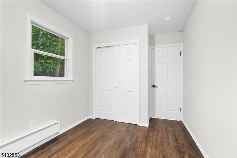 1st Floor Guest bedroom