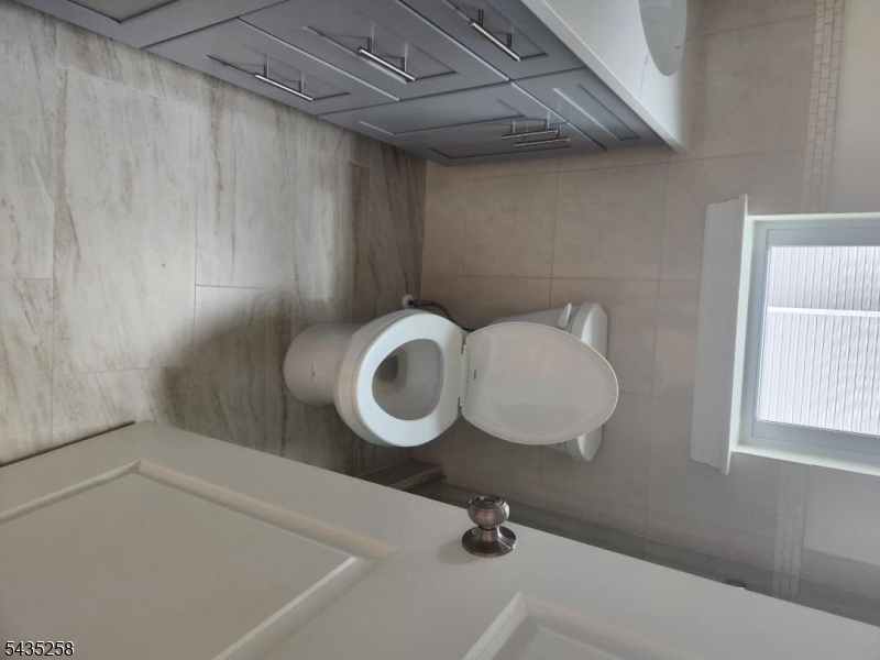 masterbedroom's bathroom