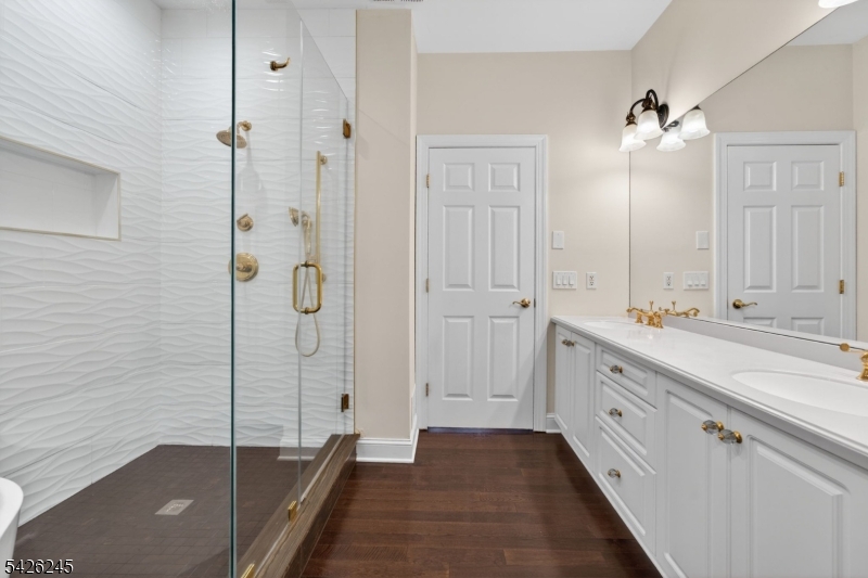 Walk-in Glassed Door Shower