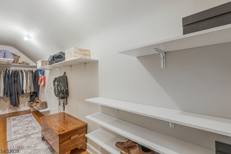 Walk-in-closet