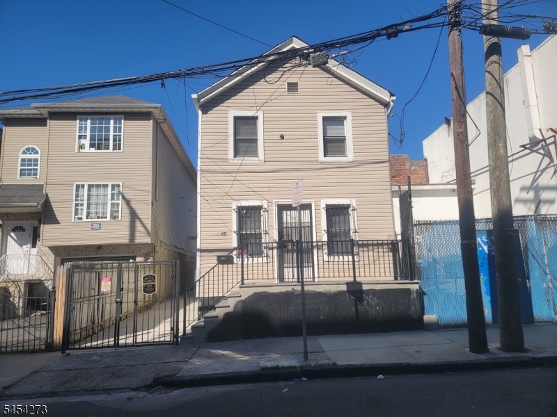 12 Thomas St