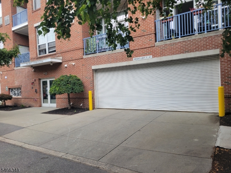 3 Greenwich Dr 84