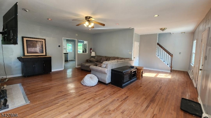 LIVING ROOM & ENTRY