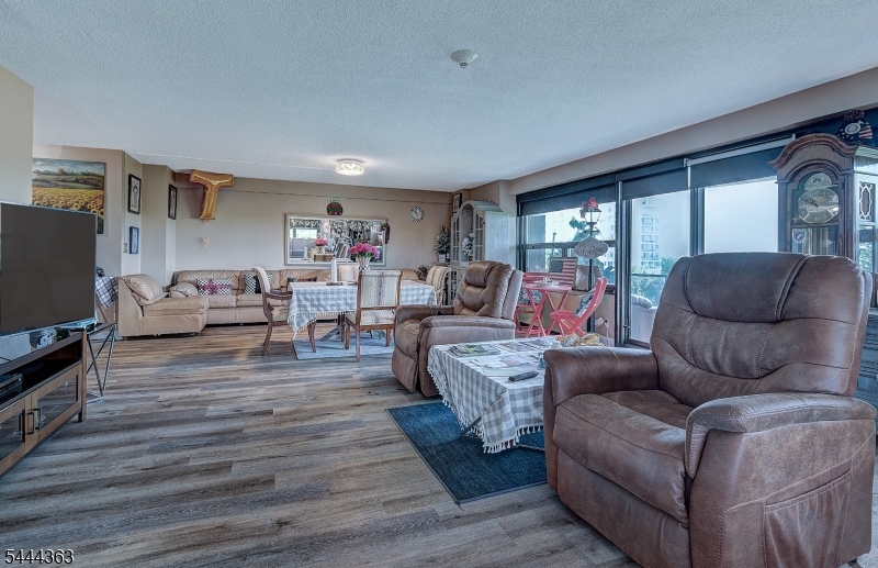2 Claridge Dr M W