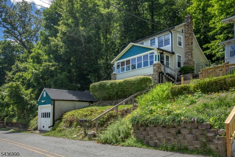 114 Lakeside Dr