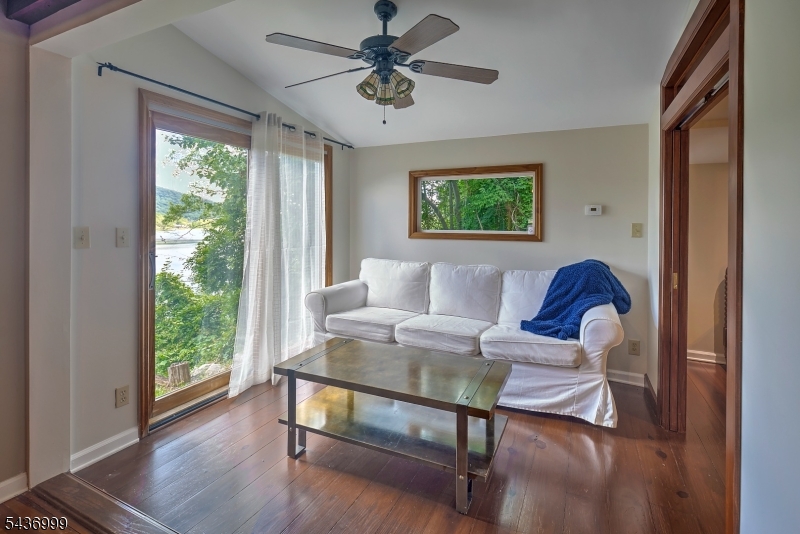 114 Lakeside Dr