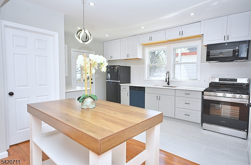 Kitchen w/ Moveable Island