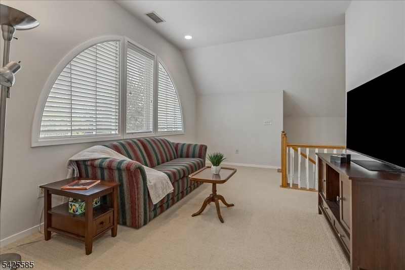 Loft/den