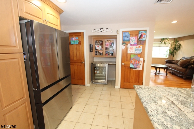 Kitchen w/ bar