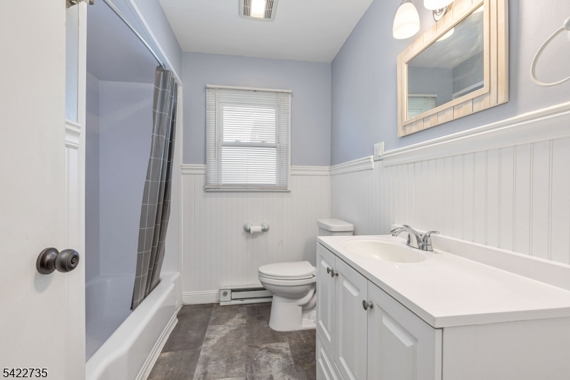 BAthroom w shower over tub