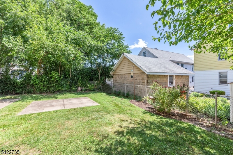 Shared yard w 1st floor tenant