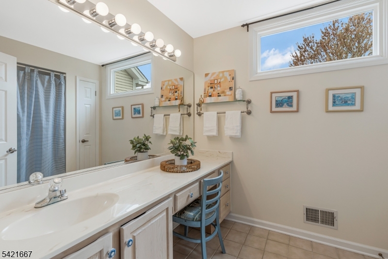 EN-SUITE FULL BATH