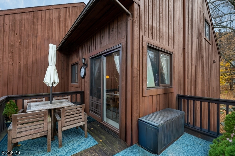 Expansive Back Deck L-Shape