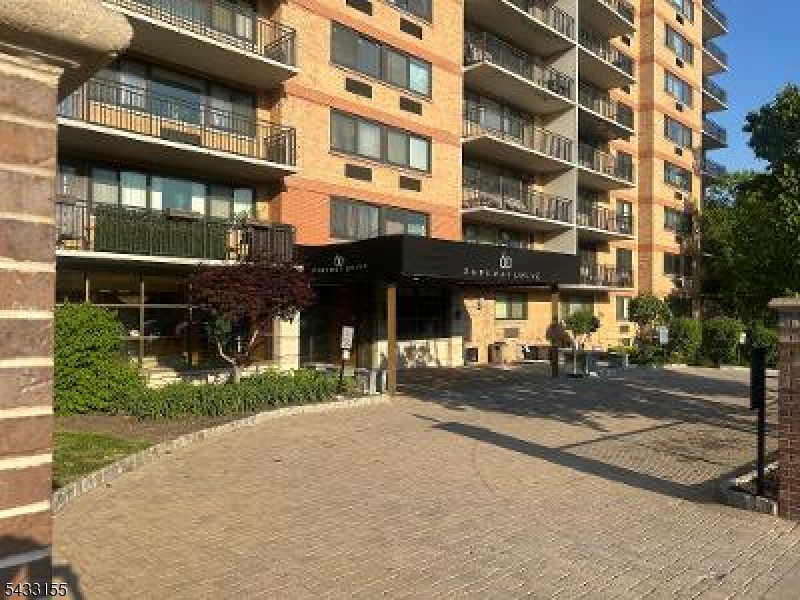 60 Parkway Dr 3G