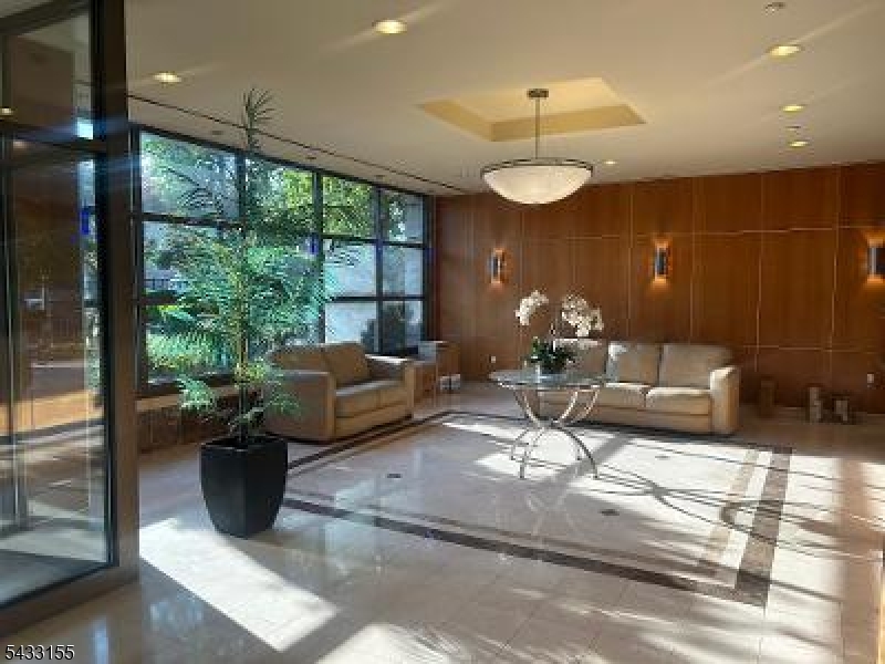 60 Parkway Dr 3G