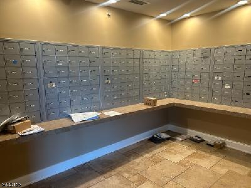 60 Parkway Dr 3G