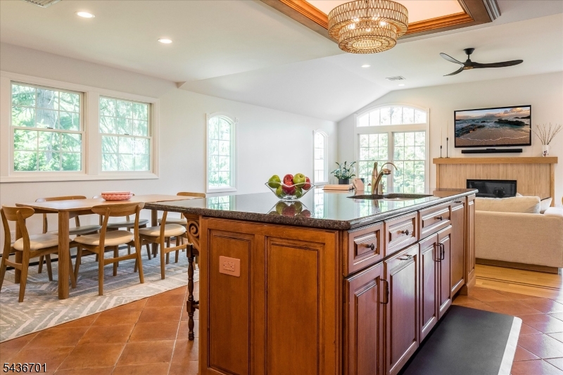Large center island w/sink