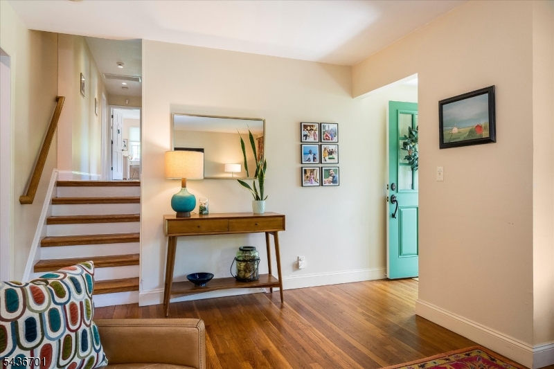 Entry foyer w/coat closet