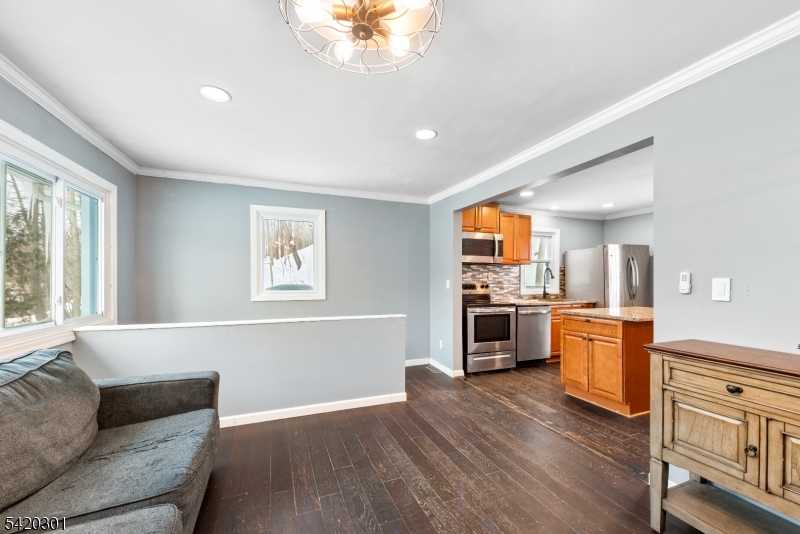 Dining to kitchen