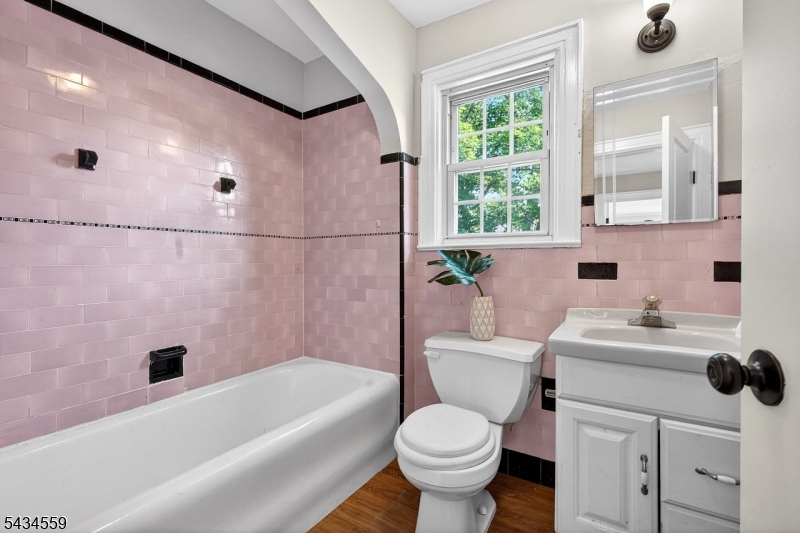 Classic & Clean Full Bathroom