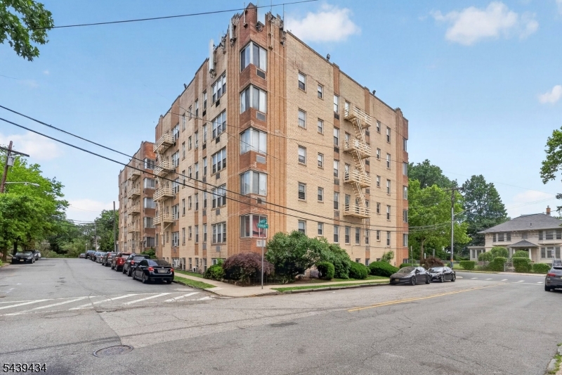 19 Lyons Ave 204