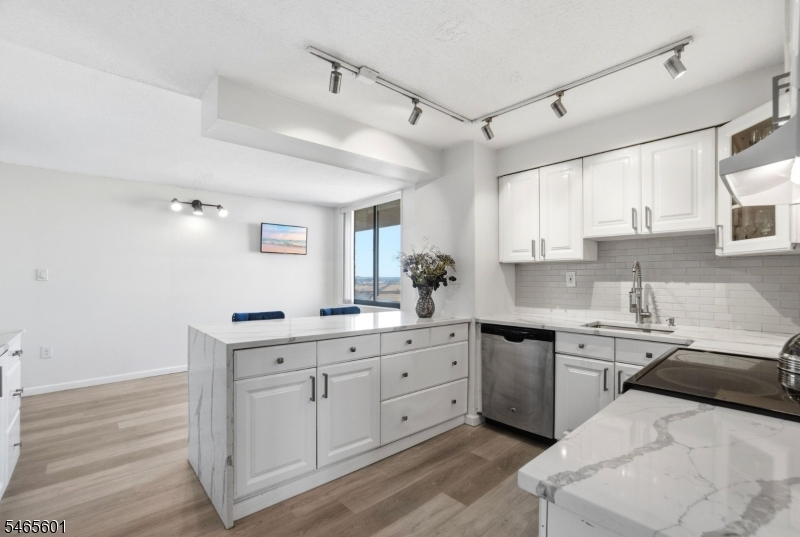 1633 Harmon Cove Tower