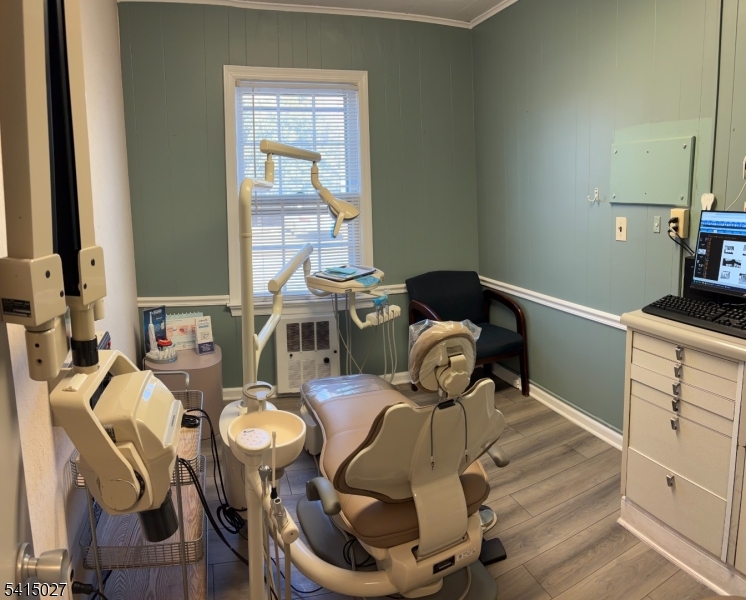 1 of 6 exam rooms w/ sinks