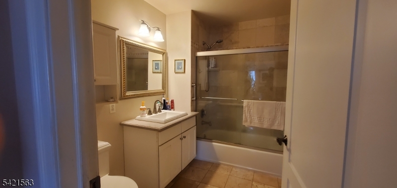 2nd fl  unit bathr