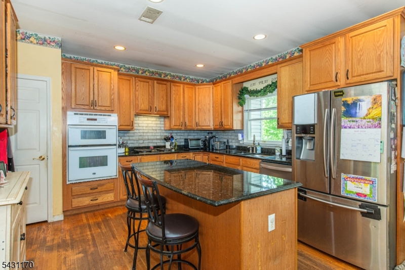 Eat-in Kitchen