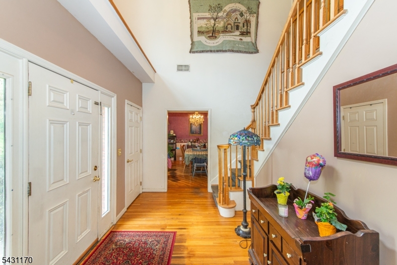 Foyer w/hardwood flooring