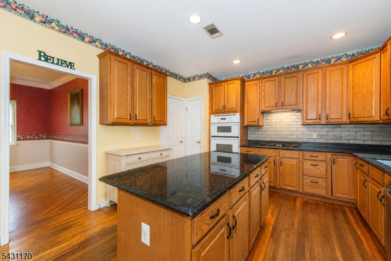 Eat-in Kitchen