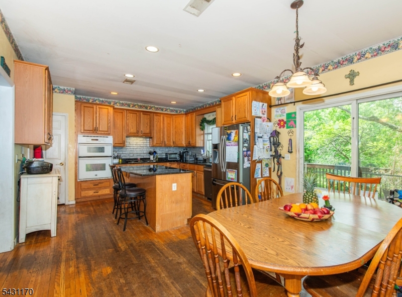 Eat-in Kitchen