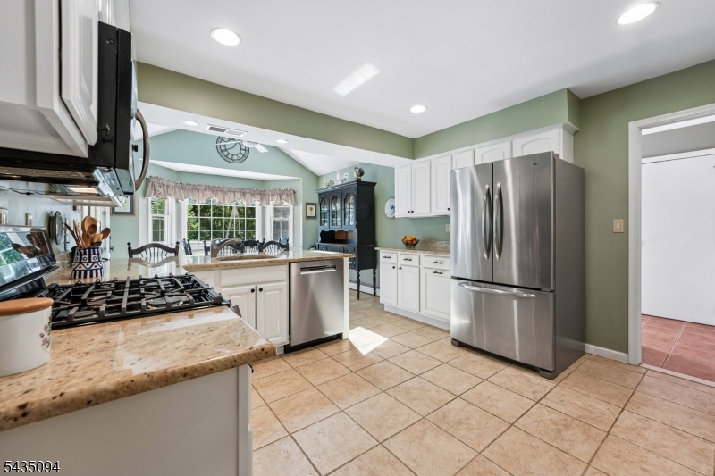 Large Eat-In Kitchen