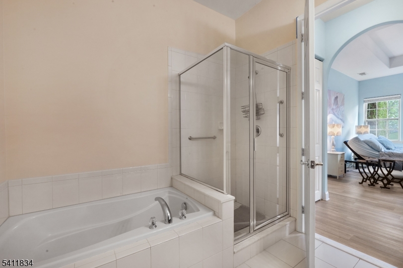 PRIMARY BATH, VIEW 1