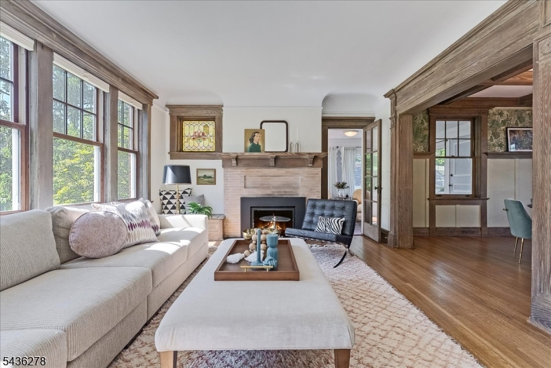 Living room w/ gas fireplace