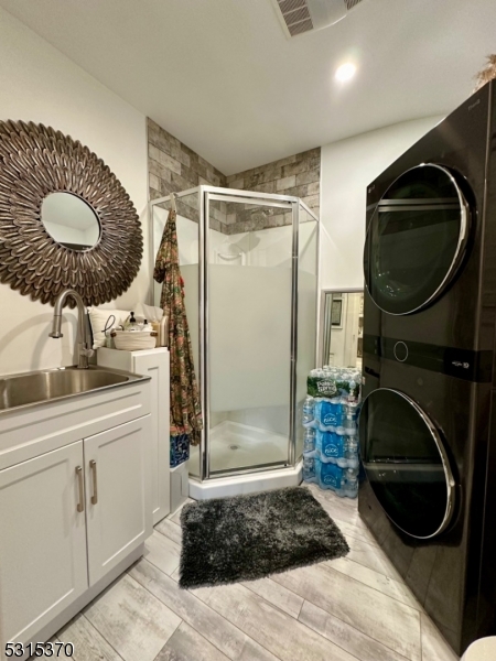 1st Floor Full bath w/ Laundry