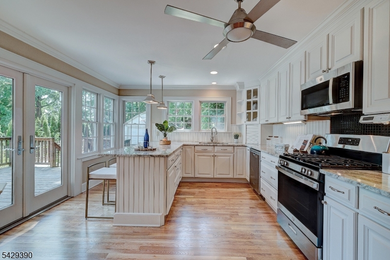 Eat-in Kitchen