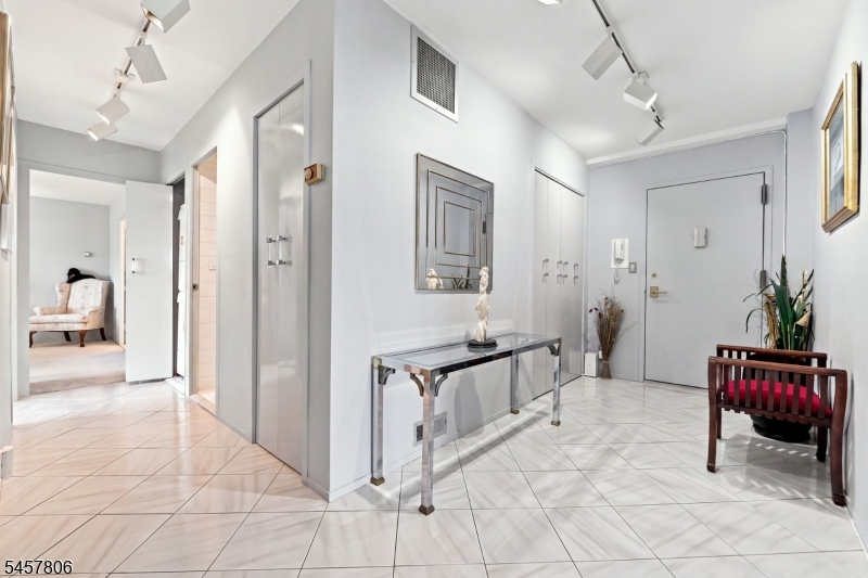 1 Claridge Dr 917