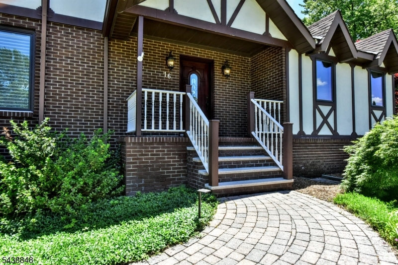 16 Weedon Dr