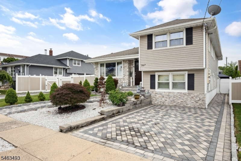 147 James St