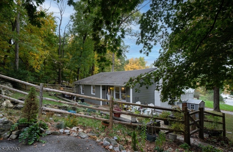 8 Lake View Dr S.
