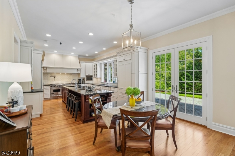 Gourmet Eat-in Kitchen