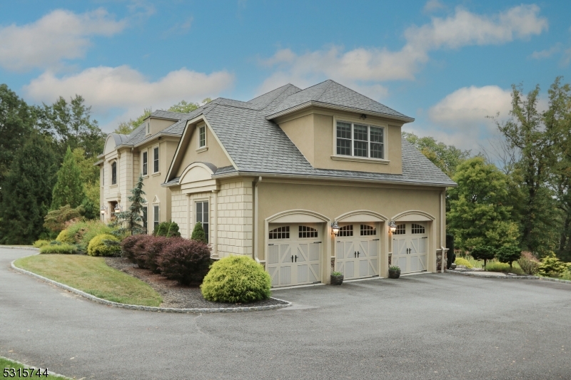 Huge driveway w carriage gar